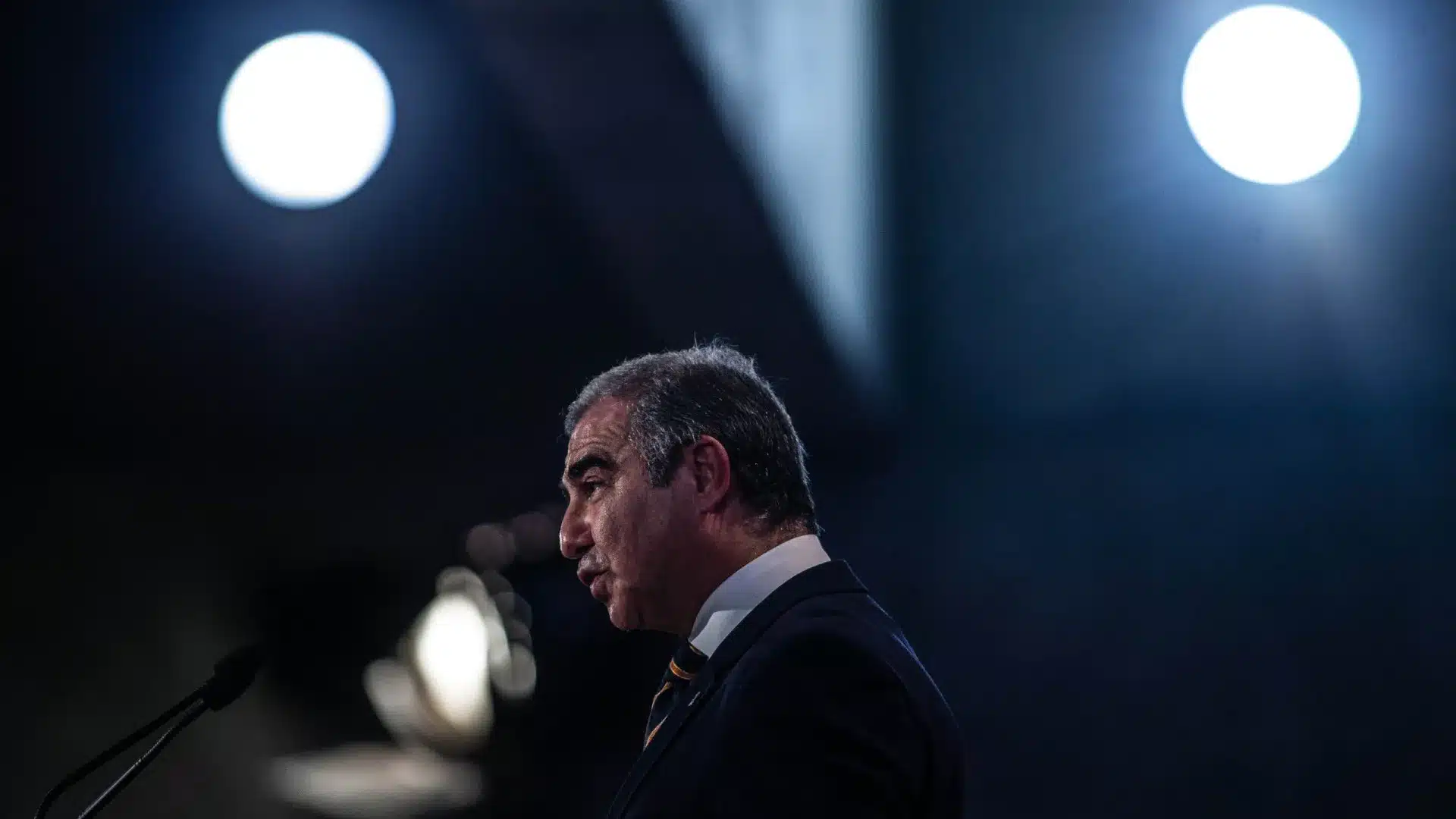 Bolieiro critique "l'incompétence législative" dans la lutte contre la corruption.