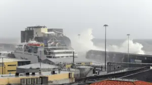 Capitanerie de Funchal prolonge les avertissements pour agitation maritime et vents forts.