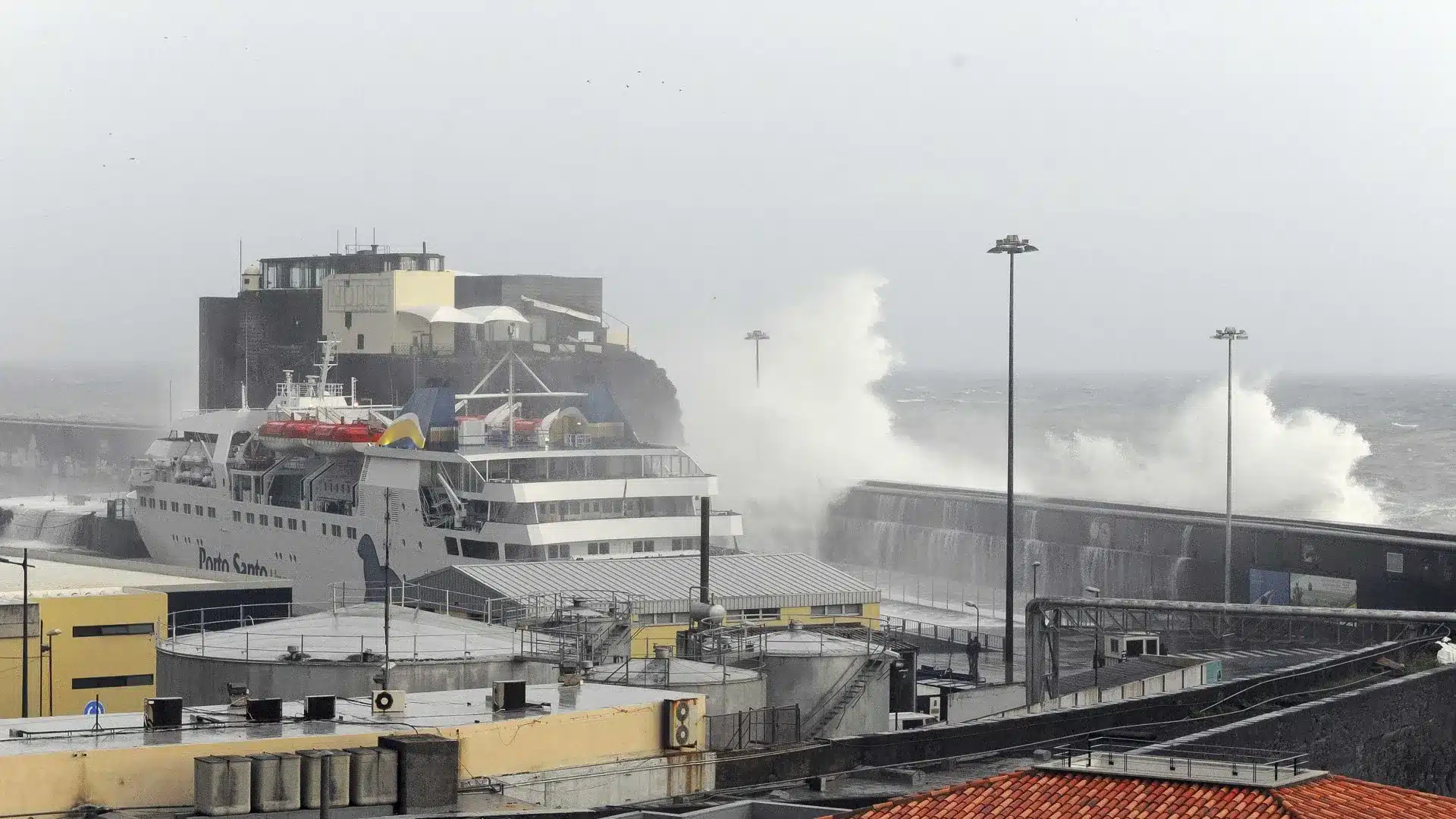 Capitanerie de Funchal prolonge les avertissements pour agitation maritime et vents forts.