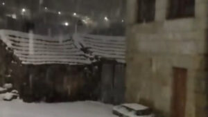 Cartes de Noël, mais aussi frayeurs. La première chute de neige de la saison est déjà tombée : Voir