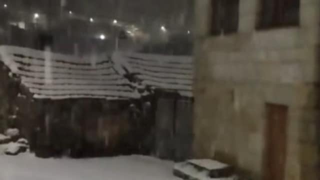 Cartes de Noël, mais aussi frayeurs. La première chute de neige de la saison est déjà tombée : Voir