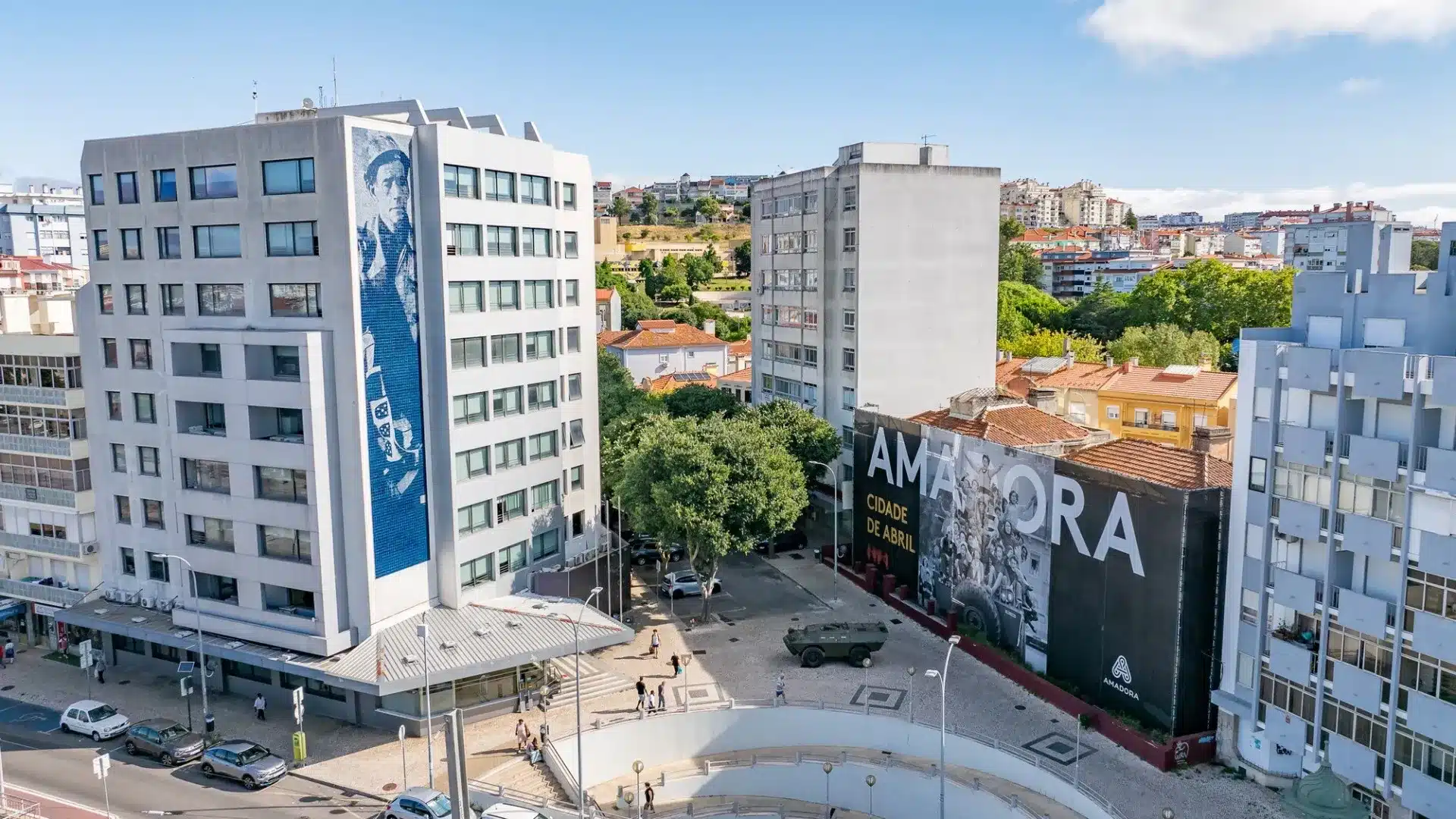 Cent immigrés vivant dans un magasin Freguesia da Venteira promet d'agir.