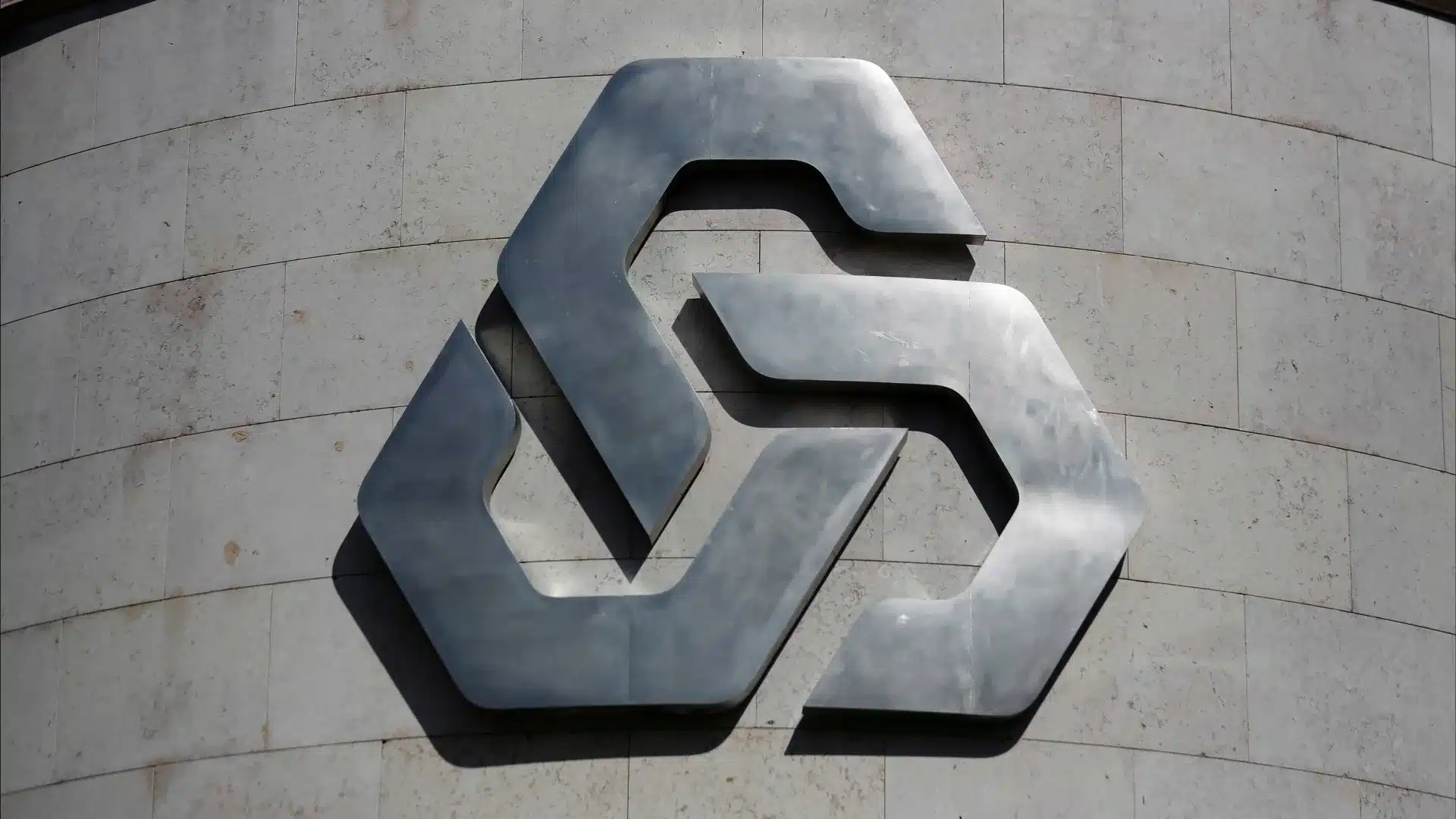 CGD maintient les commissions bancaires et investit dans le réseau physique en 2026.