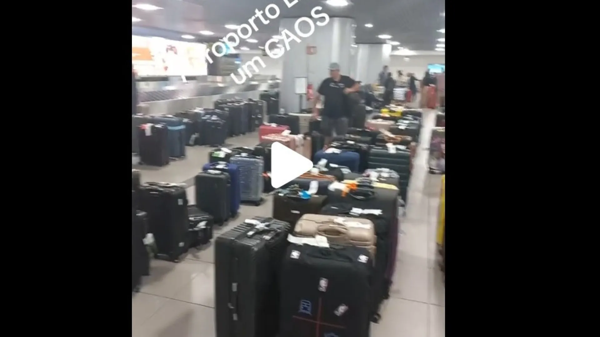 Chaos à l'aéroport de Lisbonne. Files d'attente et accumulation de bagages durent depuis des mois.