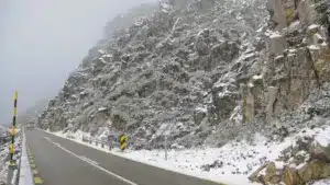Chute de neige ferme les routes dans la Serra da Estrela