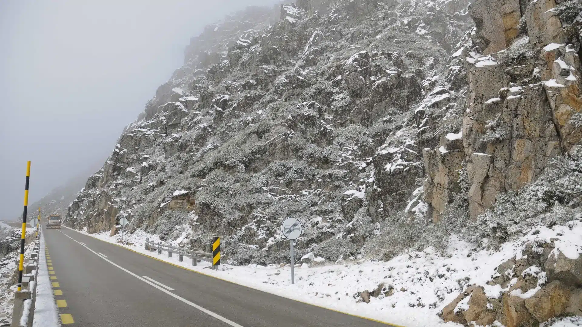 Chute de neige ferme les routes dans la Serra da Estrela