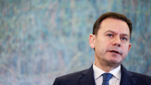 De caillou dans la chaussure à cadeau dans la petite chaussure de Montenegro. Le cas Spinumviva