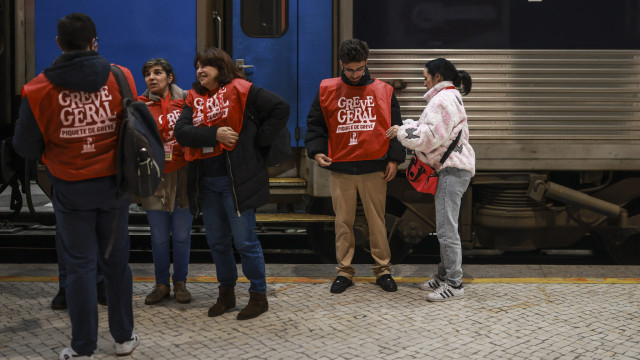 Aéroport vide, trains à l'arrêt, travailleurs dans la rue : Le pays en grève