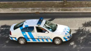 Des personnes arrêtées pour vol de véhicule ont tenté de fuir la PSP (et il y a eu une poursuite).