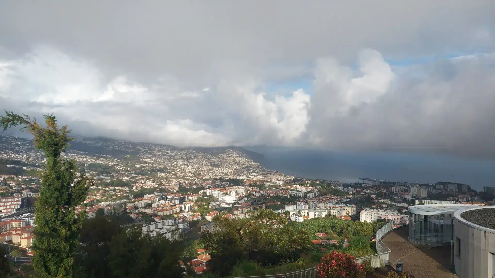 Des vagues de 14 mètres obligent à l'annulation de la route Madère–Porto Santo.