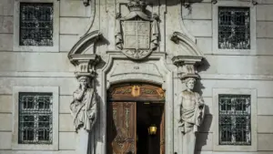 Ex-adjoint accusé de plus de 500 crimes de pornographie infantile.