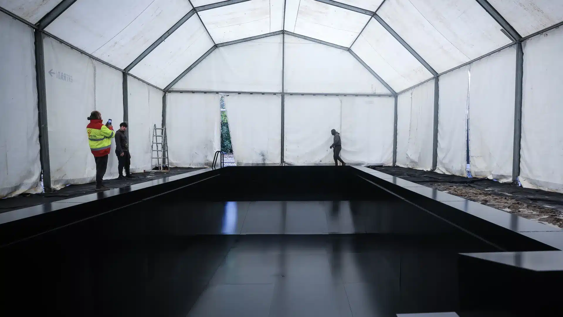 Exposition inédite d'Anne Imhof à Serralves présente des œuvres surprenantes