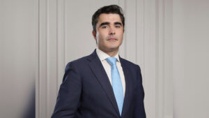 Faculté suspend le contrat de l'ancien adjoint de la ministre détenu pour abus.