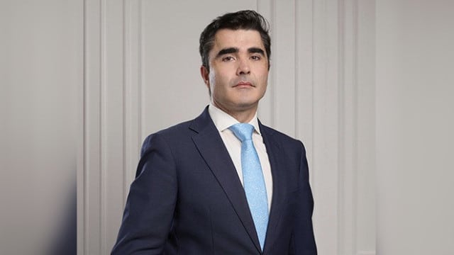 Faculté suspend le contrat de l'ancien adjoint de la ministre détenu pour abus.