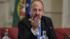 « Flexissegurança ». Santos Pereira défend le compte épargne-temps individuel.