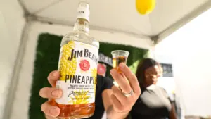 Futur incertain du bourbon pousse Jim Beam à fermer une distillerie dans le Kentucky.