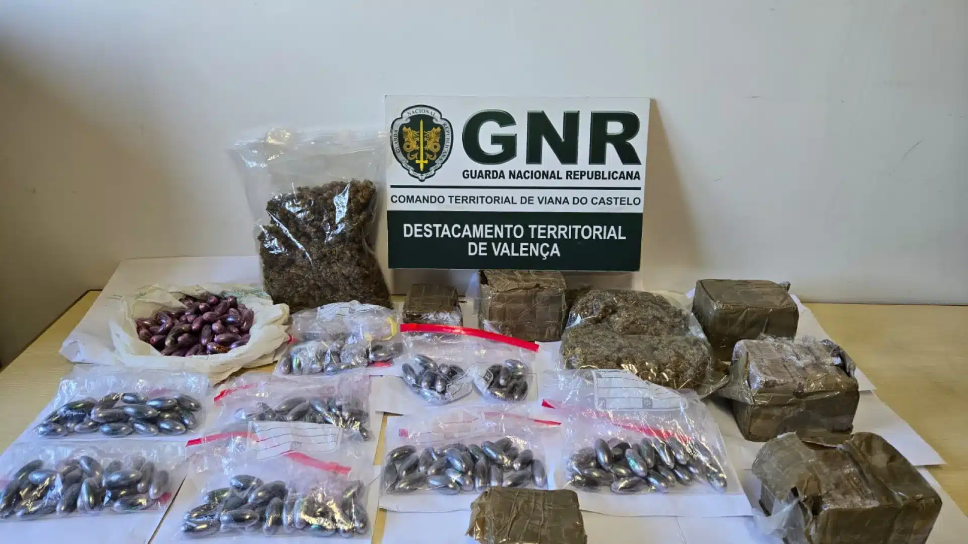 GNR interpelle sur l'A3 une femme avec 14 000 doses de haschisch cachées dans un sac à dos.