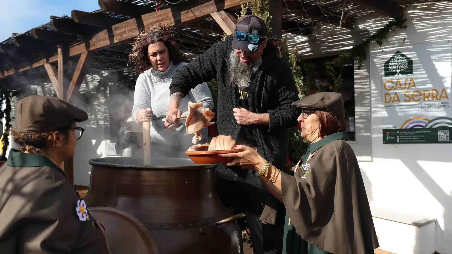 Habitants de Paris préservent savoirs et saveurs de Noël de la Serra do Caldeirão.