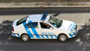 Homme arrêté en flagrant délit pour agressions et menaces de mort envers ses grands-parents.