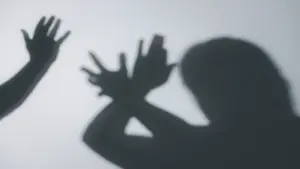 Homme qui a poignardé une femme en mai à Lisbonne accusé de 18 crimes