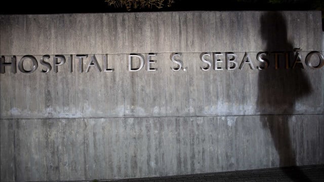 Il casse des appareils électroménagers avec un marteau dans un magasin. Il y a une vidéo (et 40 000 € de dégâts).