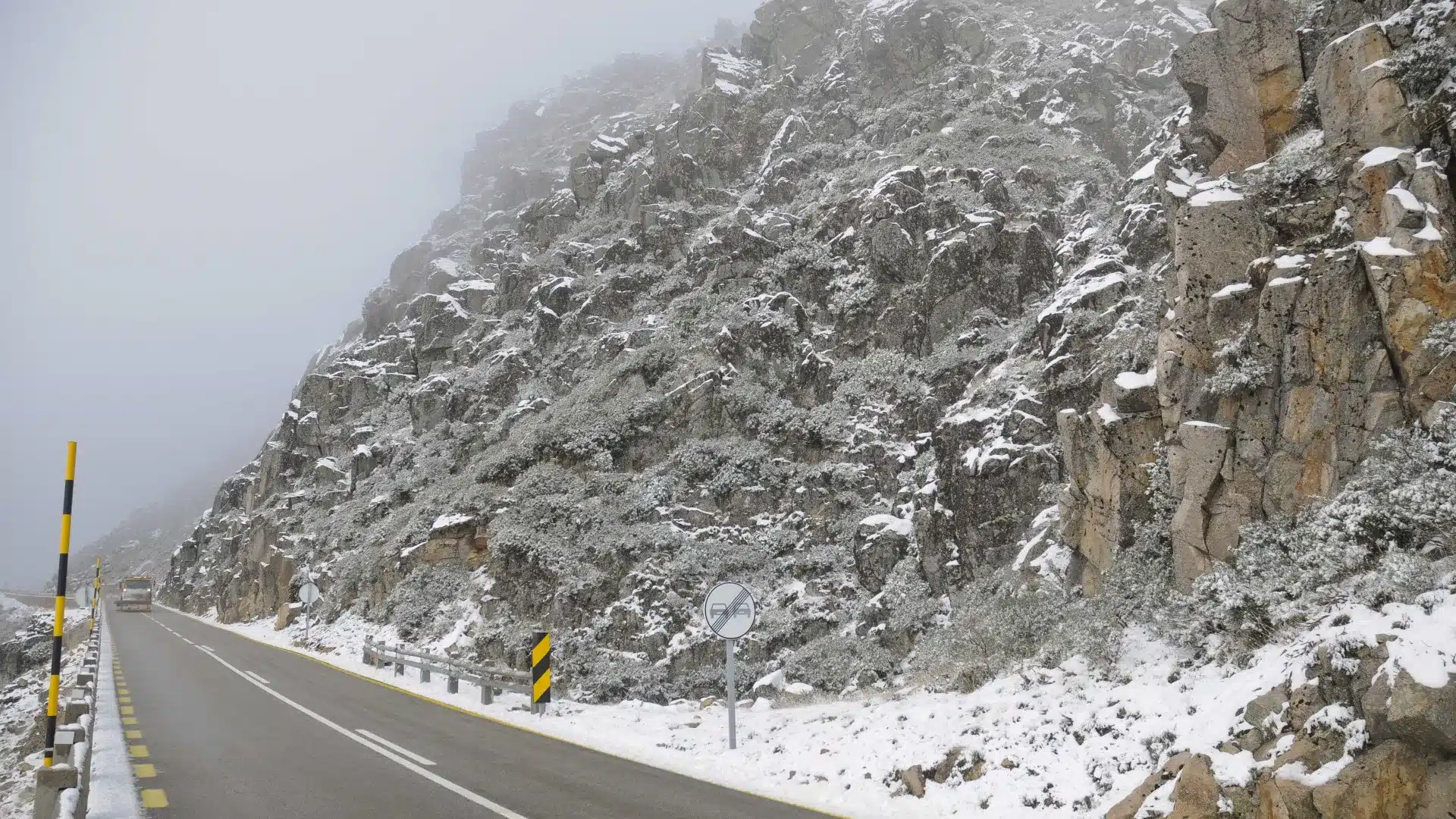 Il neige déjà ! Route sur le massif central de la Serra da Estrela fermée.