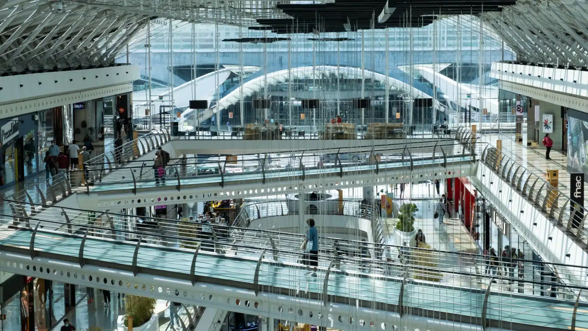 Incendie éclate dans un conduit d'extraction au Centre Commercial Vasco da Gama.