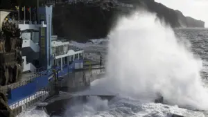 La Capitainerie de Funchal prolonge l'avis de forte agitation maritime pour Madère.