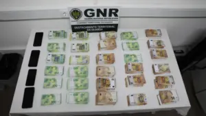 La GNR attrape deux hommes avec 505 mille euros en faux billets à Guarda.
