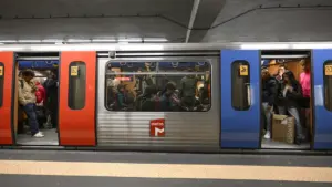 La ligne rouge a été interrompue pour "une raison indépendante du métro". Elle a déjà rouvert.