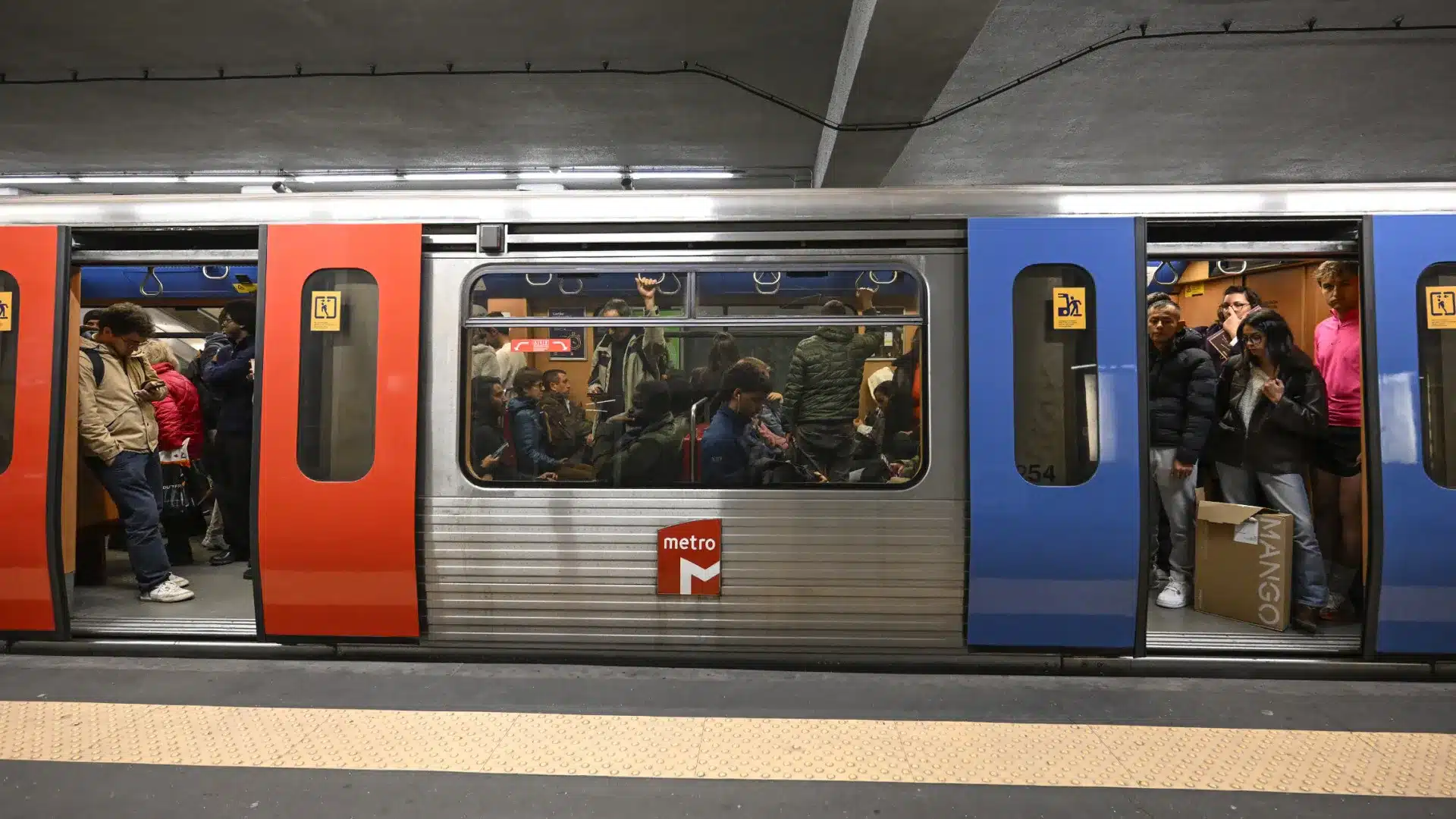 La ligne rouge a été interrompue pour "une raison indépendante du métro". Elle a déjà rouvert.