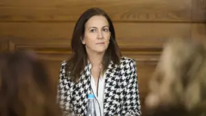 La ministre admet des erreurs dans les tests après le début du nouveau cours de magistrature.