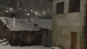 La neige sur Montemuro coupe la route nationale entre Cinfães et Castro Daire.