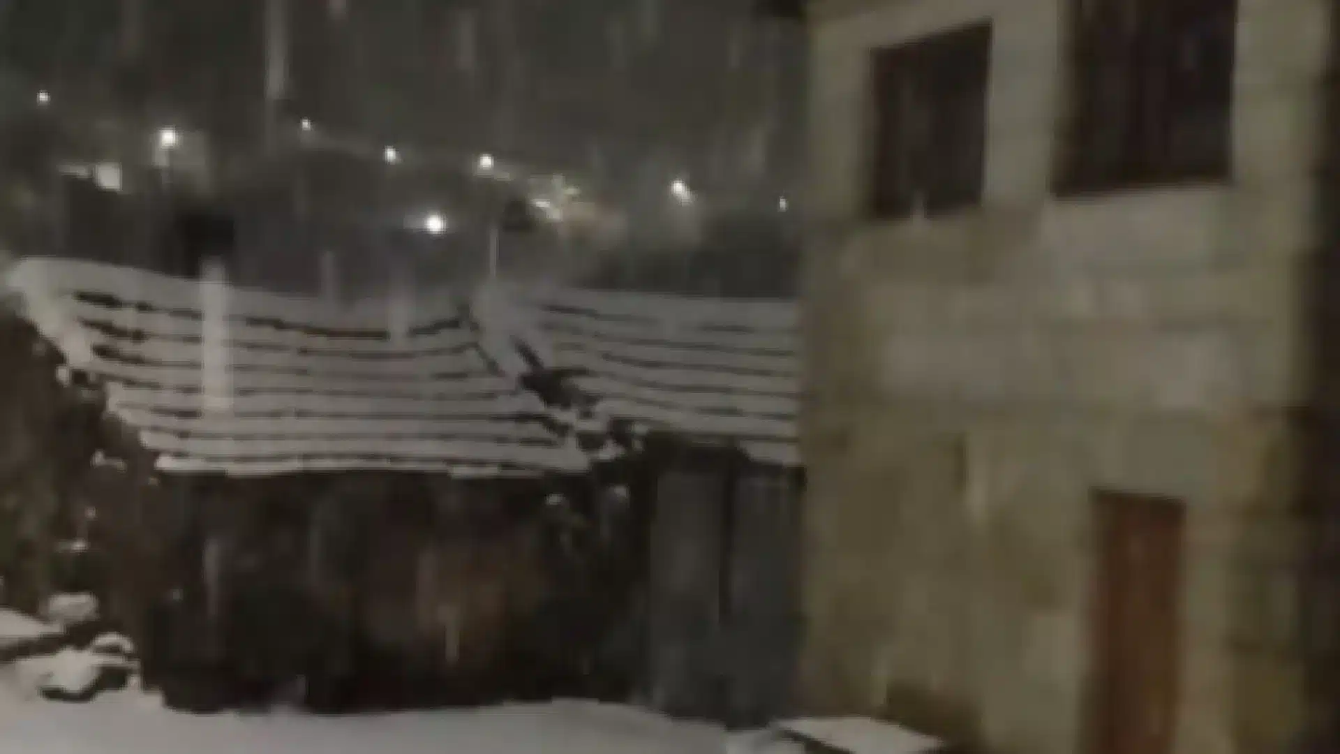 La neige sur Montemuro coupe la route nationale entre Cinfães et Castro Daire.