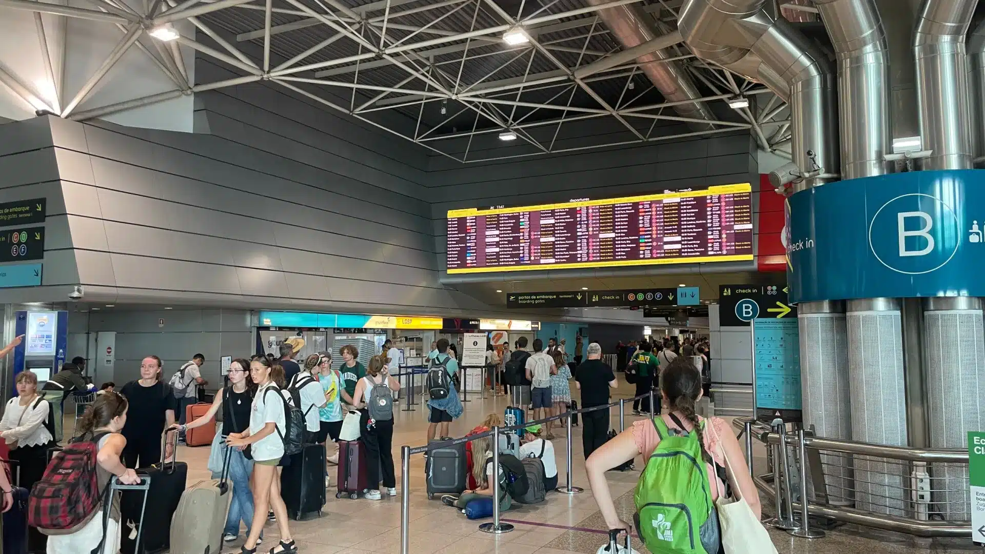 La PJ saisit plus de 15 000 doses de drogue dans des bagages. Deux personnes arrêtées.