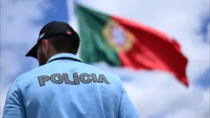 La PSP arrête 3 citoyens étrangers à Lisbonne pour sécurité privée illégale.