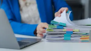 La réduction du délai sert à freiner les abus dans les subventions, défend le gouvernement.