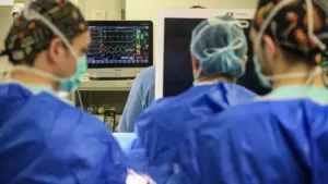 La satisfaction et la stabilité sont essentielles pour retenir les médecins dans le SNS, selon une étude.