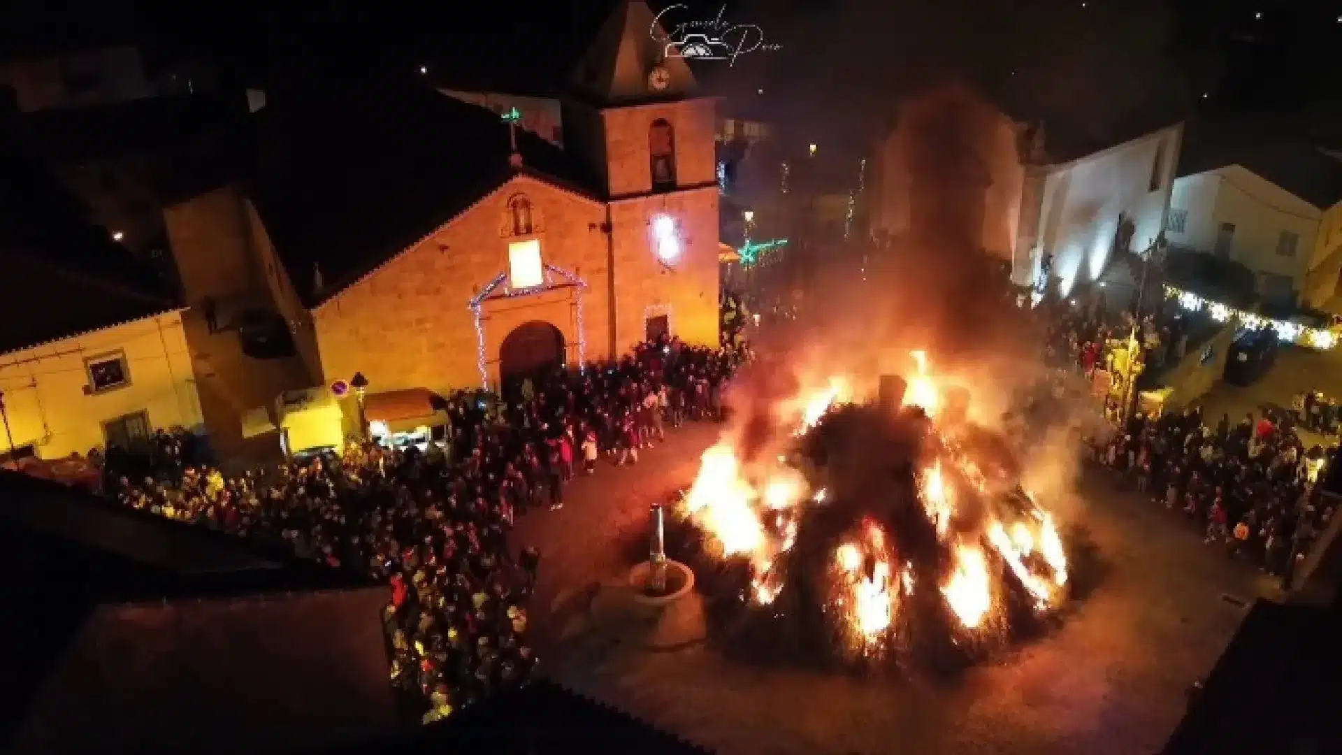 La tradition de Noël reste "vivante" à Penamacor. Le bûcher brûle déjà.
