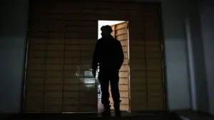 L'âge minimum pour entrer dans la garde pénitentiaire diminue et l'âge maximum augmente.