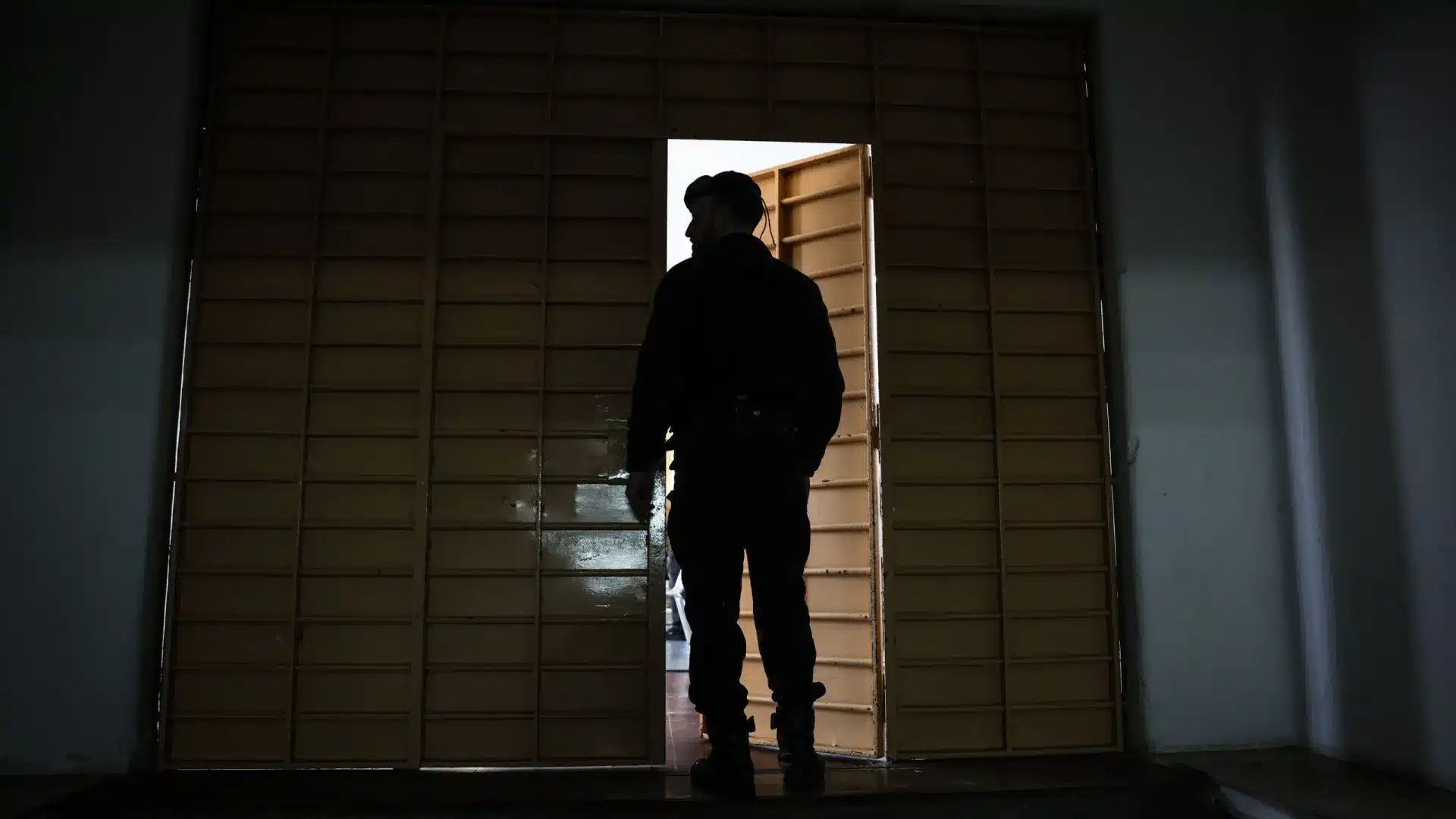 L'âge minimum pour entrer dans la garde pénitentiaire diminue et l'âge maximum augmente.