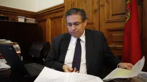 Le gouvernement critique le "gel artificiel" et la "narrative alarmiste" sur les frais de scolarité.