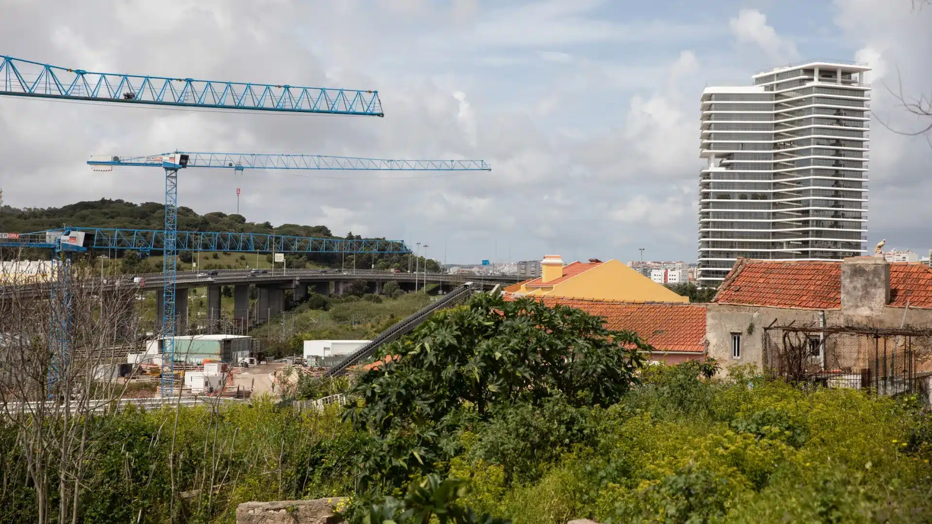 Le gouvernement veut-il attirer des entreprises étrangères ? Les constructeurs sont "surpris".