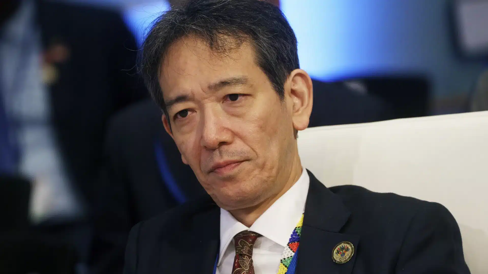 Le Japon menace d'intervenir pour freiner la dévaluation du yen : "Inquiets".