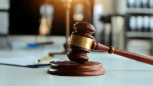 Le mentor du groupe accusé d'avoir escroqué 88 victimes à Porto avoue les faits.