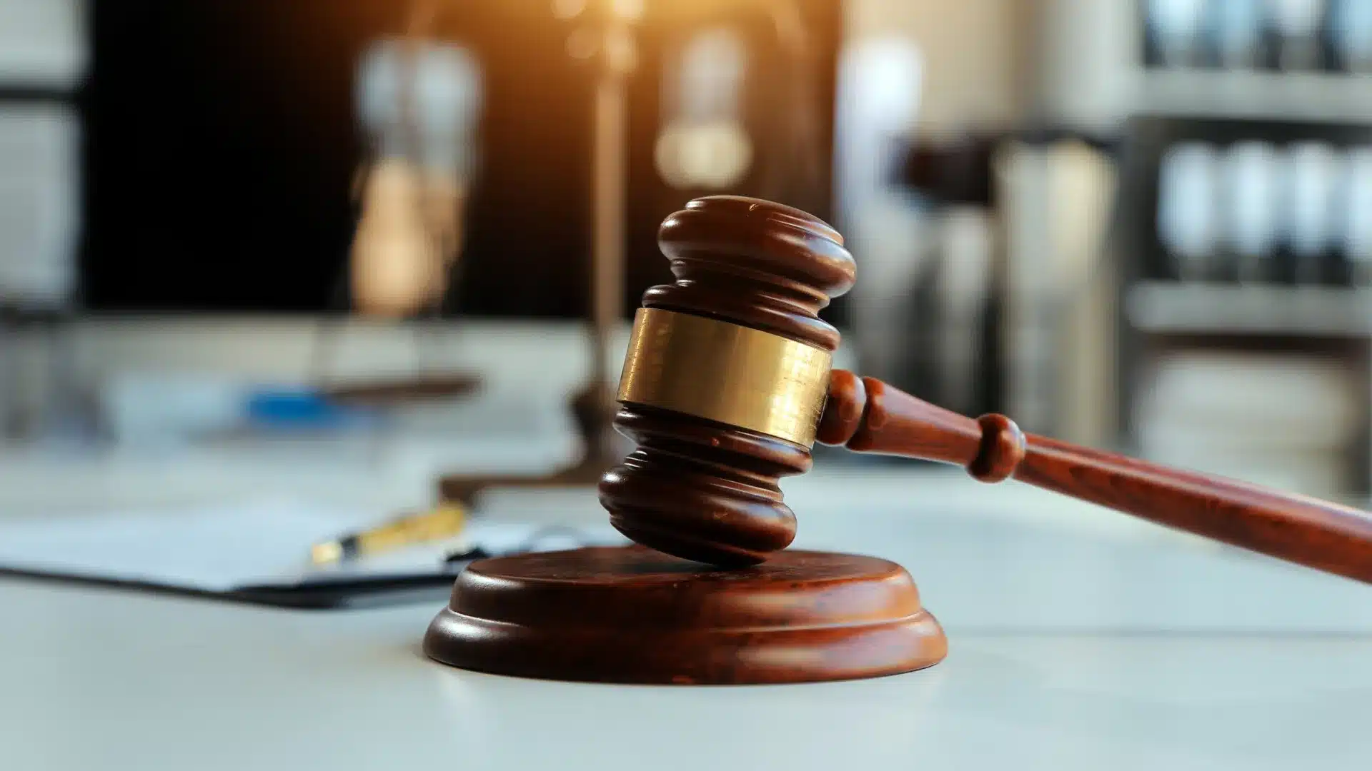 Le mentor du groupe accusé d'avoir escroqué 88 victimes à Porto avoue les faits.