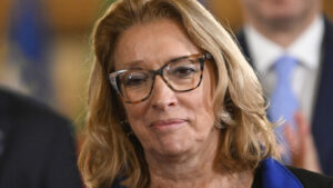 Le ministre admet : le gouvernement doit "ajuster les propositions" de la loi du travail.