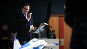 Le ministre veut que les partenaires sociaux réfléchissent à l'augmentation des salaires.