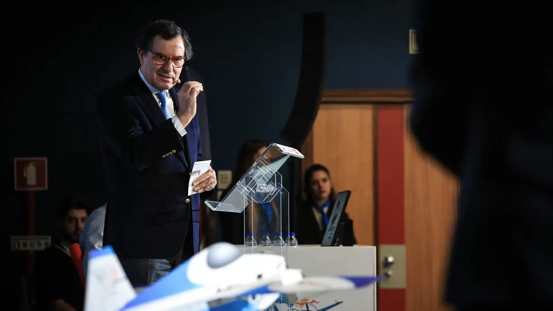 Le ministre veut que les partenaires sociaux réfléchissent à l'augmentation des salaires.