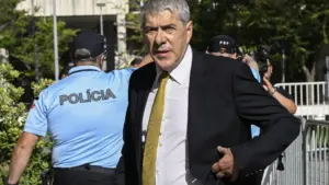 Le MP questionne les voyages de Sócrates et n'exclut pas un plan de fuite.